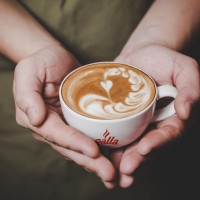 barista_handling_hot_cafe_latte_1.jpg